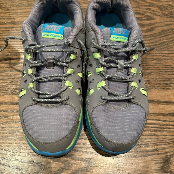 Nike Dual Fusion Youth Size 5 Sneaker - Picture 2 of 5